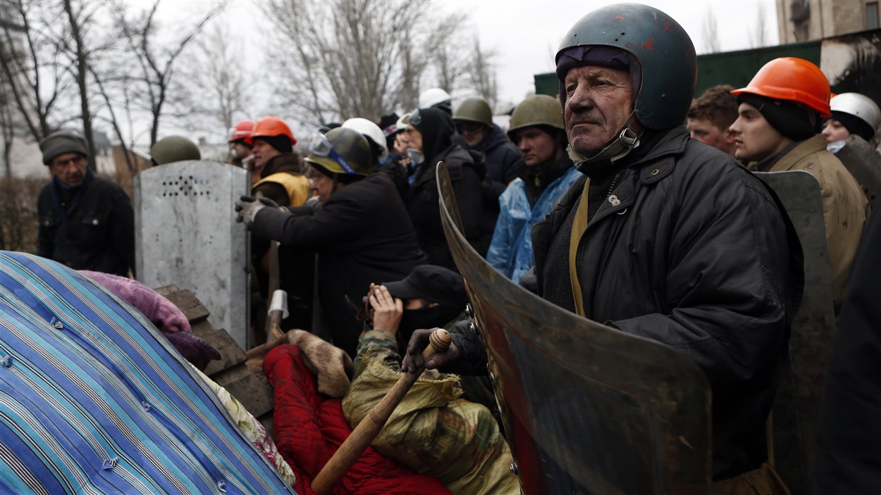 Des manifestants surveillent leur barricade dans la capitale ukrainienne.