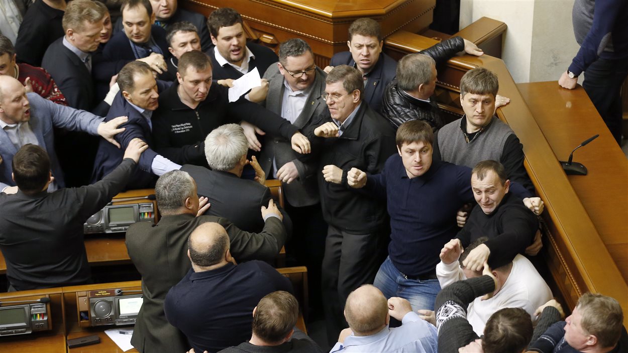 Des élus en sont venus aux poings au parlement.