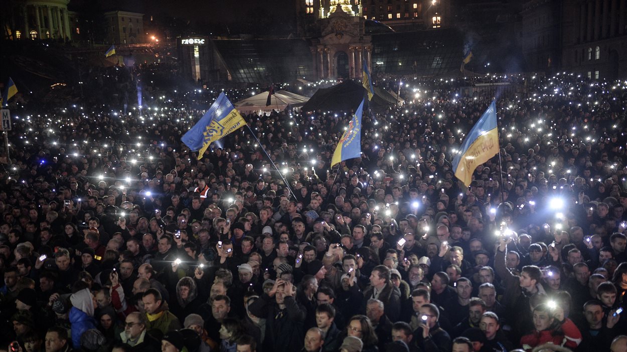 Place Maïdan, à Kiev, vendredi soir. Les manifestants sont toujours nombreux. 