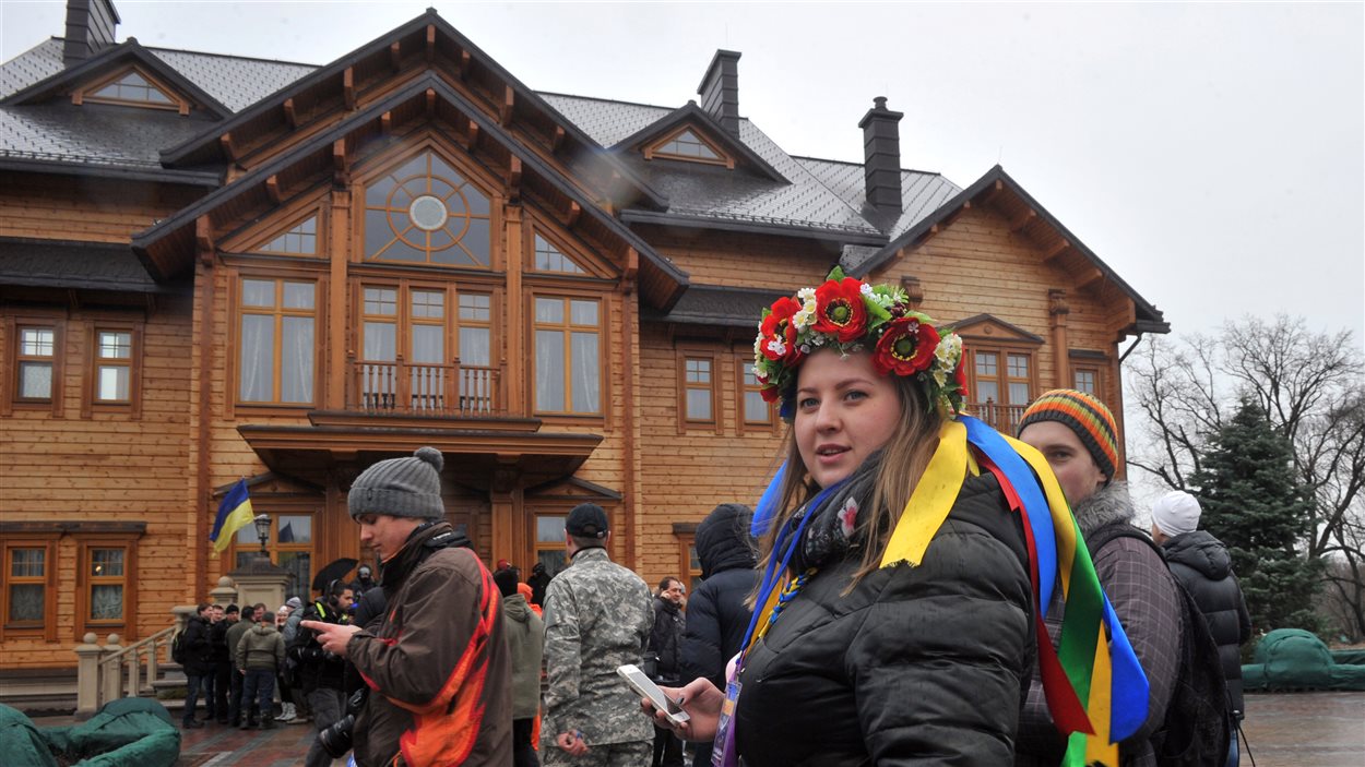 Des Ukrainiens devant la résidence du président déchu Ianoukovitch