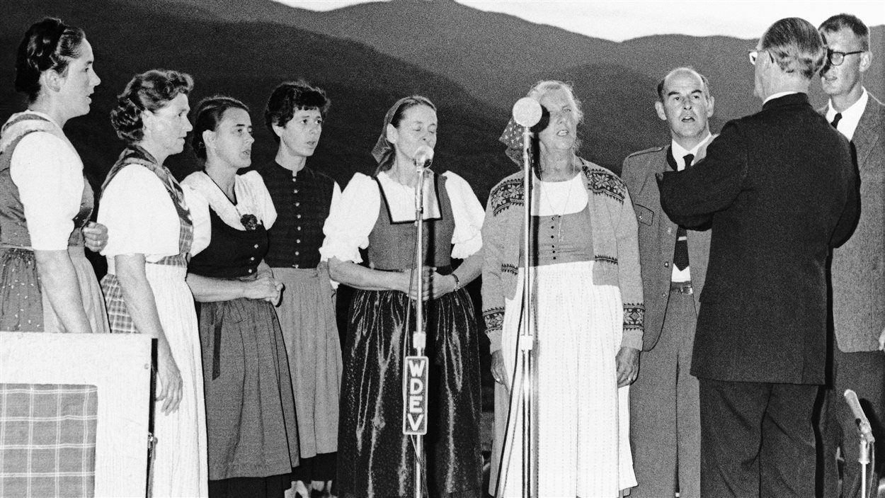 Quelques membres de la chorale de la famille von Trapp donne un concert au Vermont, en 1966. Maria von Trapp est la troisième à partir de la gauche.