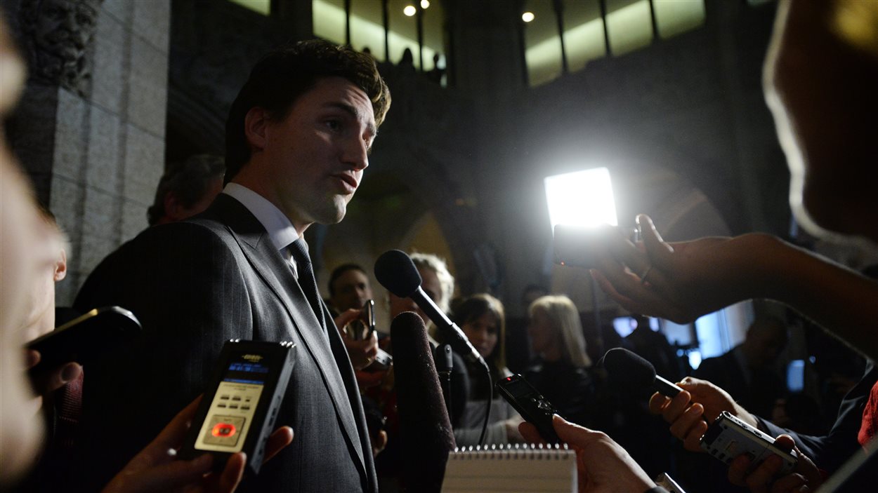 Le chef du Parti libéral du Canada Justin Trudeau a répondu aux questions des médias dans le hall de la Chambre des communes, le 25 février 2014