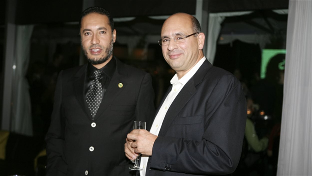 Saadi Kadhafi, le fils du dictateur libyen Mouamar Kadhafi, lors d'une réception avec l'ancien vice-président de la division construction de SNC-LAVALIN, Riadh Nen Aissa