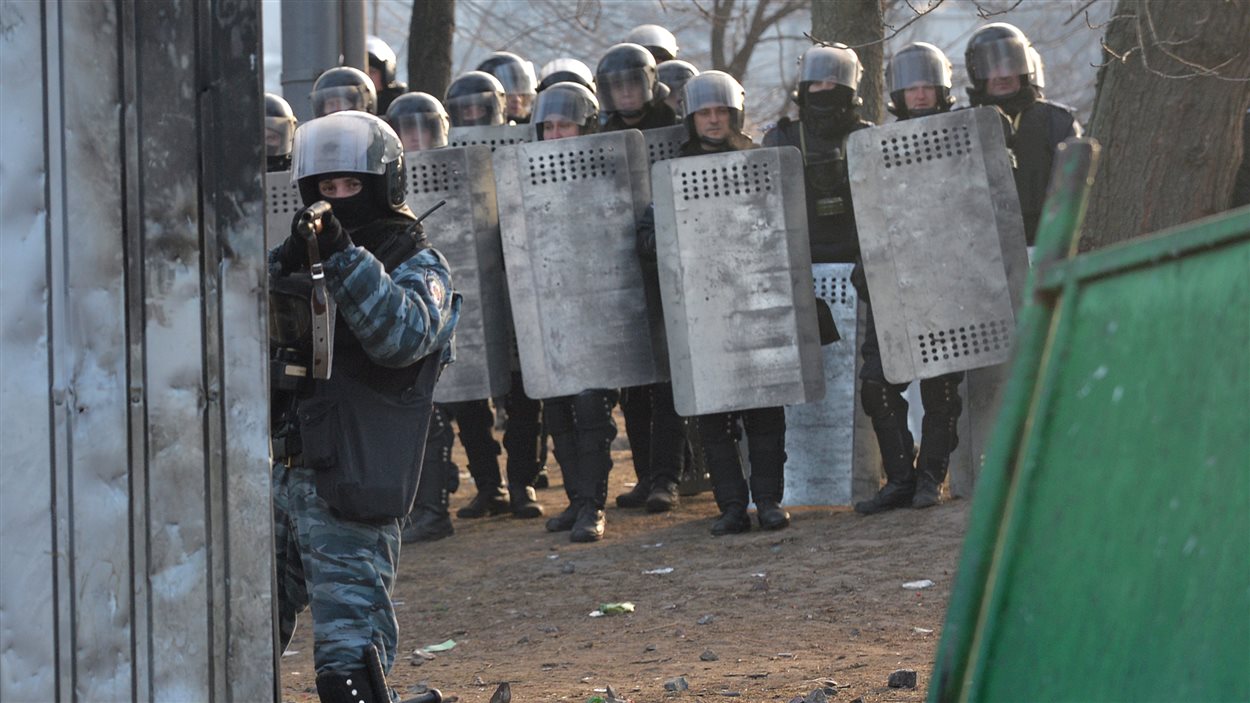 Un tireur d'élite ukrainien tient des manifestants en joue lors d'affrontements à Kiev.