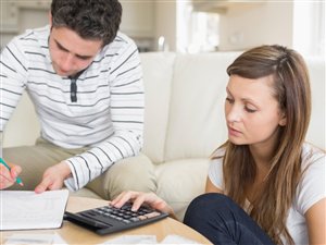 Un couple s'active à faire leur budget.