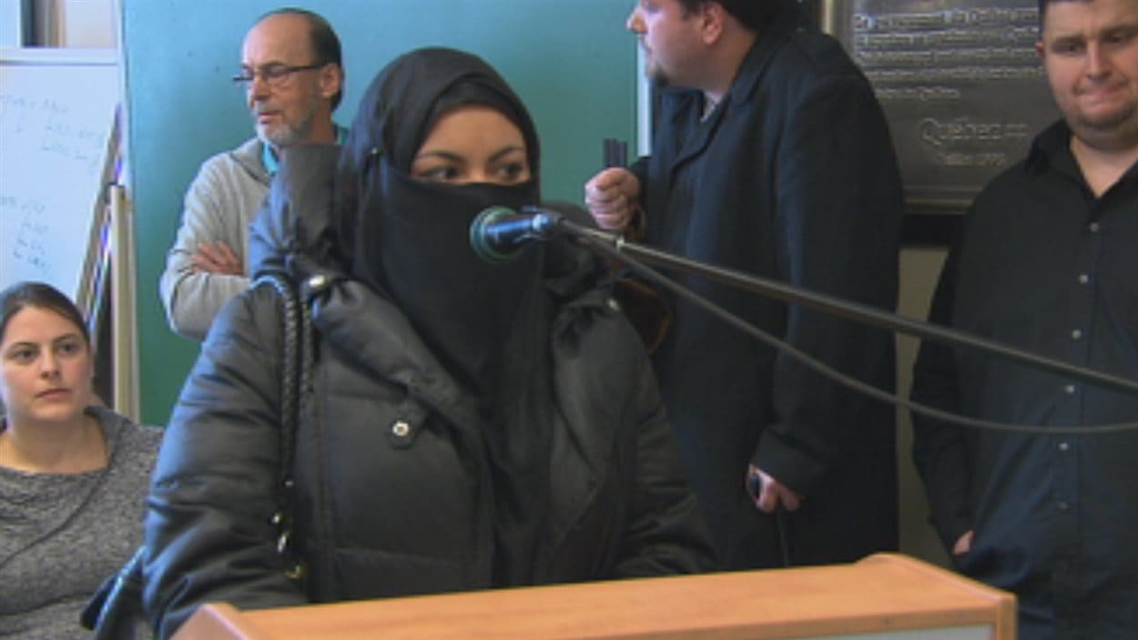 Une femme portant le voile est venue s'informer sur la possibilité de porter le burkini dans les piscines municipales, à Saguenay