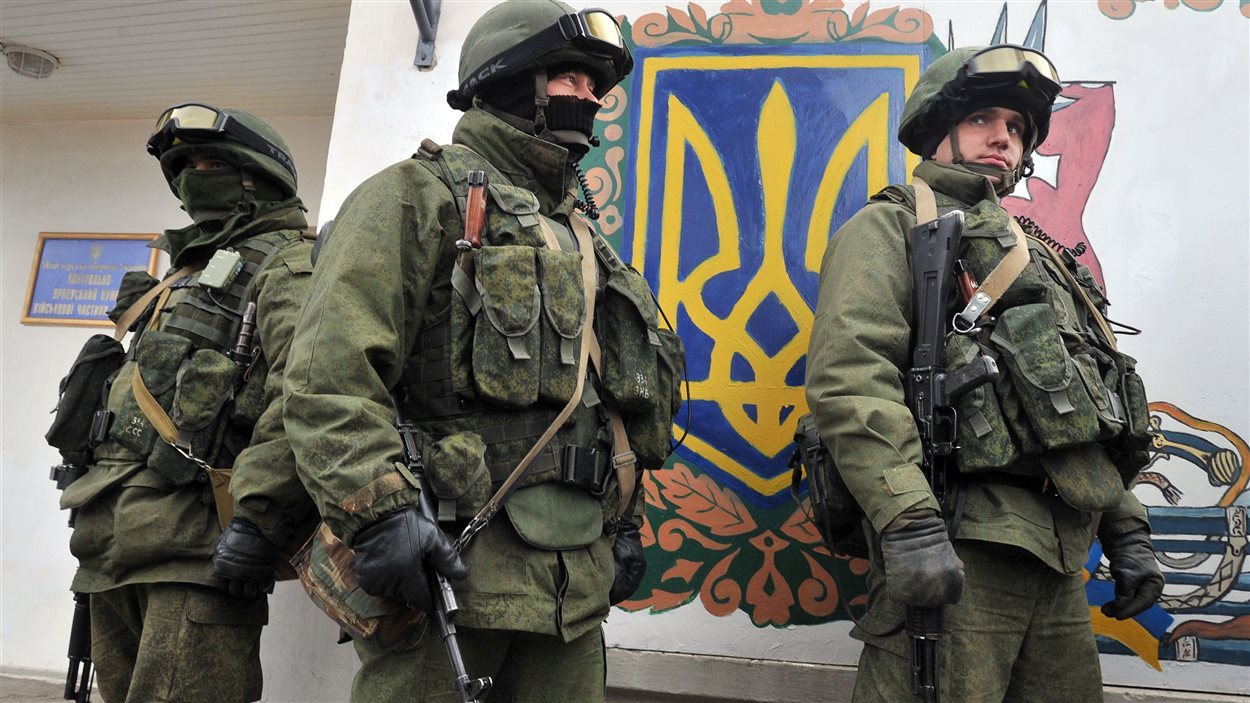 Des hommes armés encerclent une base militaire ukrainienne près de Simferopol, en Crimée.