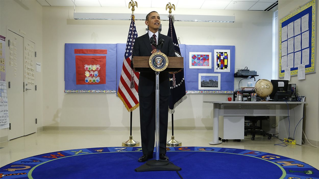 Le président Barack Obama commente le budget lors d'une visite à l'école primaire Powell, à Washington.