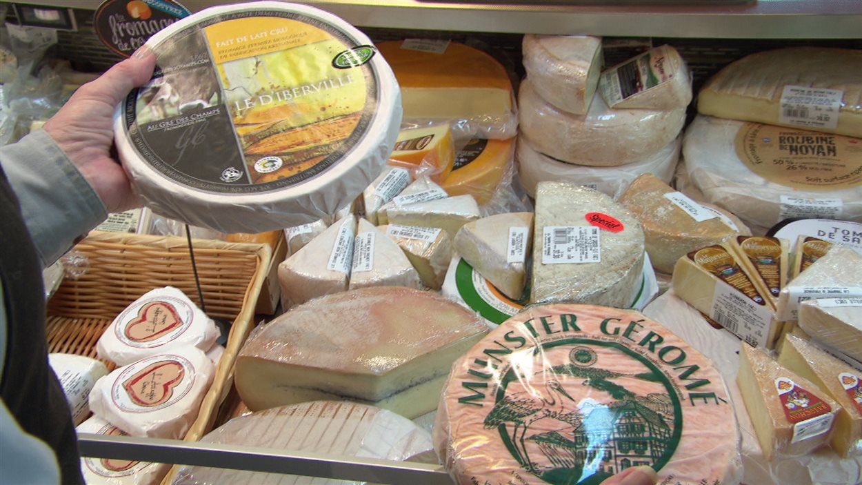 Deux fromages comparables : le d'Iberville, fait au Québec, se vend 54,99 $/kg, alors que le Munster, fait en France, se vend 35,99 $/kg.