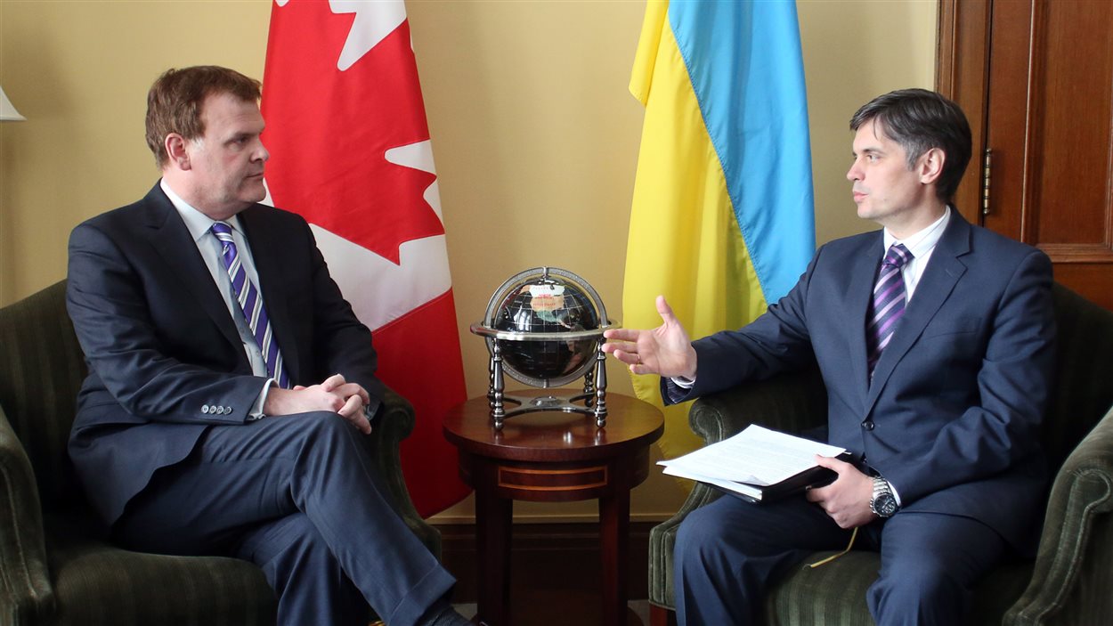 Le ministre John Baird rencontre l'ambassadeur ukrainien au Canada, Vadym Prystaiko, le 4 mars 2014.