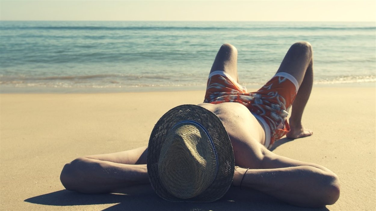 On peut devenir accro aux bains de soleil, disent des chercheurs