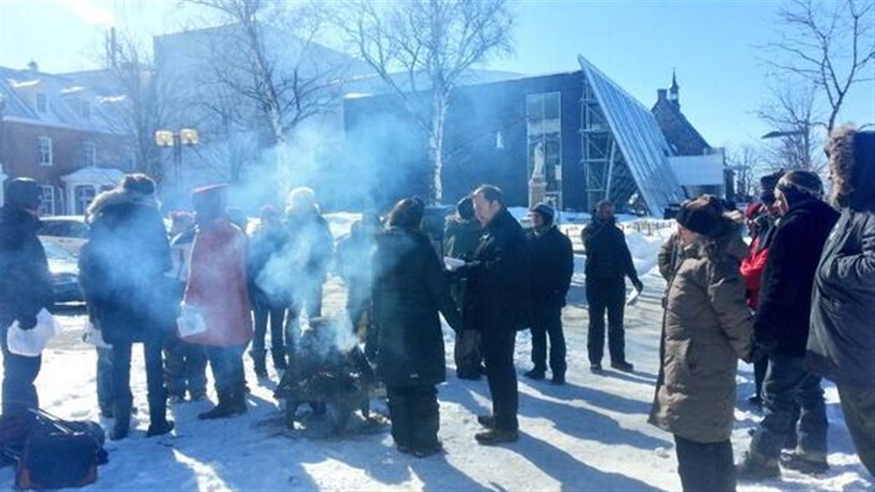Une vingtaine de personnes rendent hommage à Loretta Sauders.