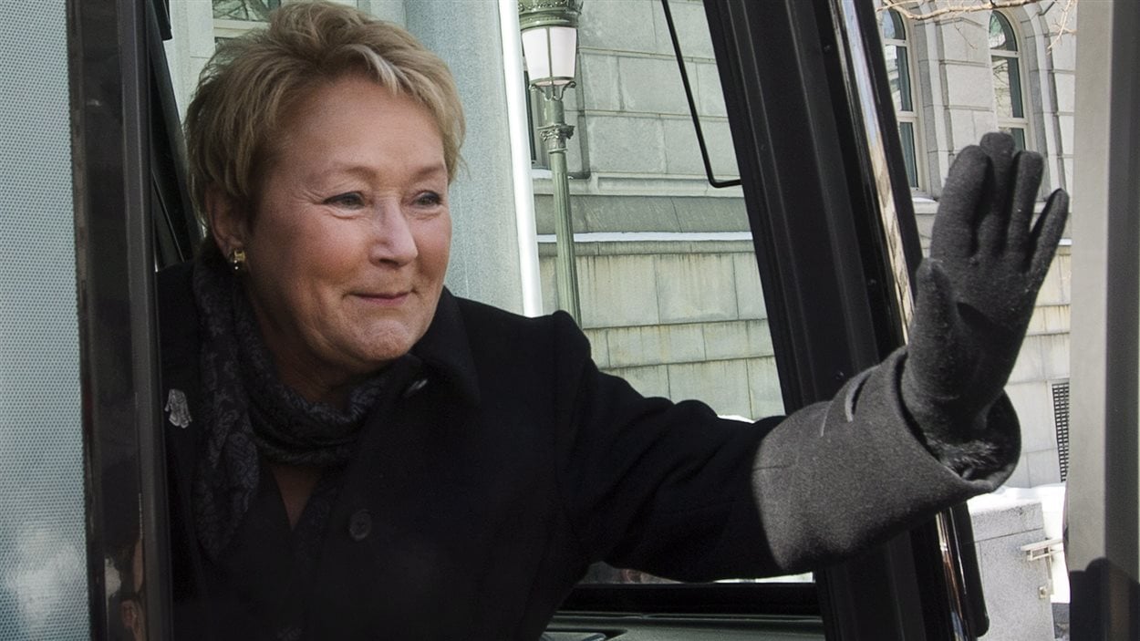 La première ministre sortante, Pauline Marois, monte à bord de son autobus de campagne, à Québec, le 5 mars.