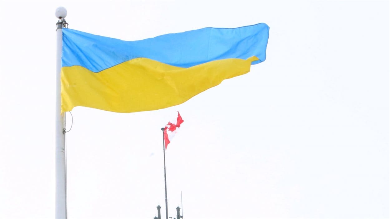 Le drapeau de l'Ukraine flotte devant le parlement ontarien