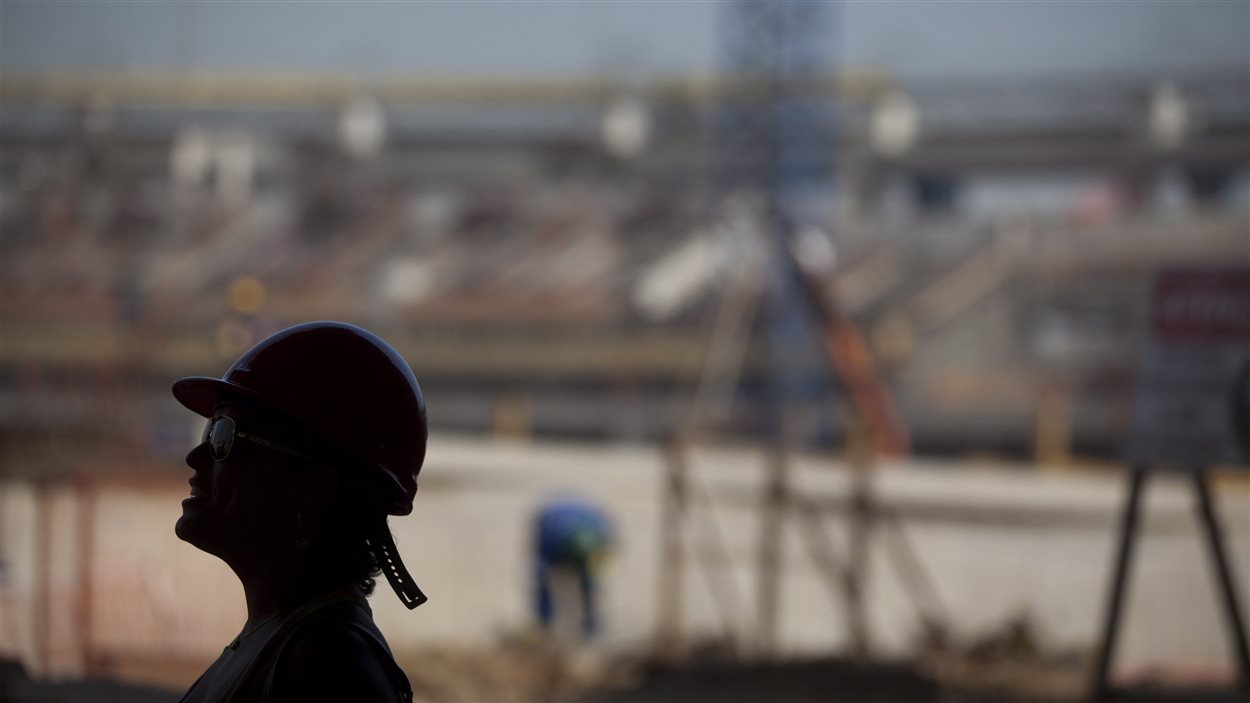 Une femme sur le chantier de construction du stade Maracana à Rio de Janeiro, au Brésil, en avril 2012