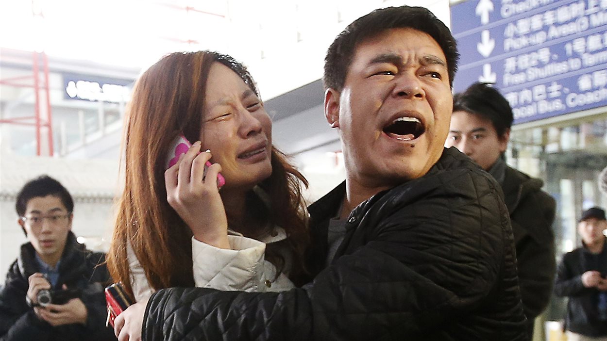 Des proches d'un passager du vol de la compagnie Malaysia Airlines apprennent la mauvaise nouvelle, à l'aéroport de Pélin, samedi.