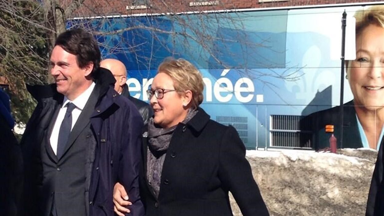 Pauline Marois arrive au bras de son candidat Pierre Karl Péladeau à Saint- Jerome.