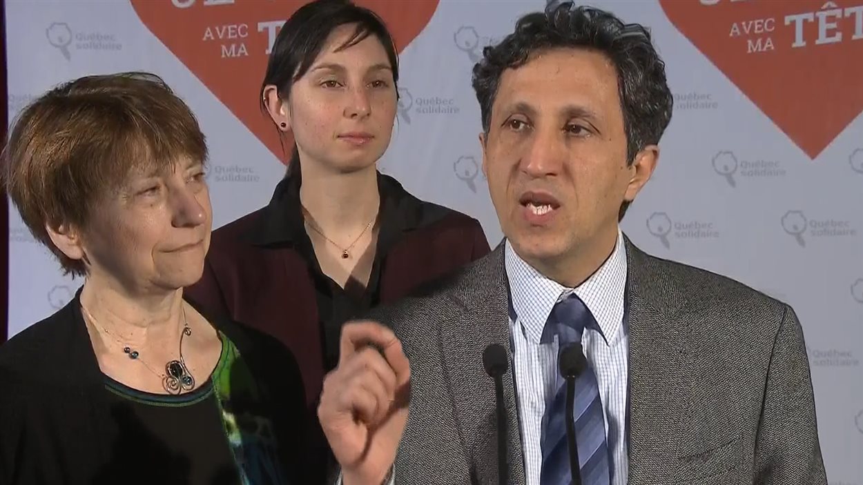 Le candidat de Québec solidaire dans Mercier, Amir Khadir, accompagné de la co-porte-parole du parti, la candidate dans Gouin, Françoise David, et Geneviève Fortie-Moreau, candidate dans Viau