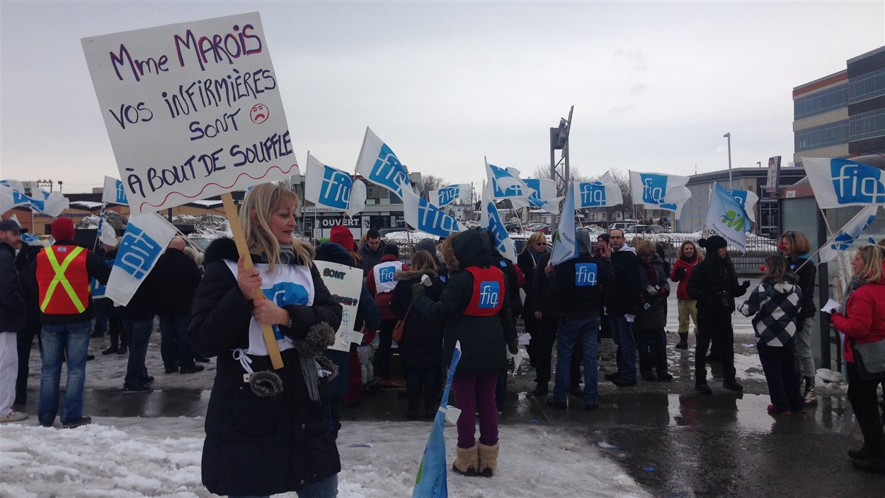 Manifestation d'infirmières devant l'hôpital Charles-Lemoyne à Longueuil