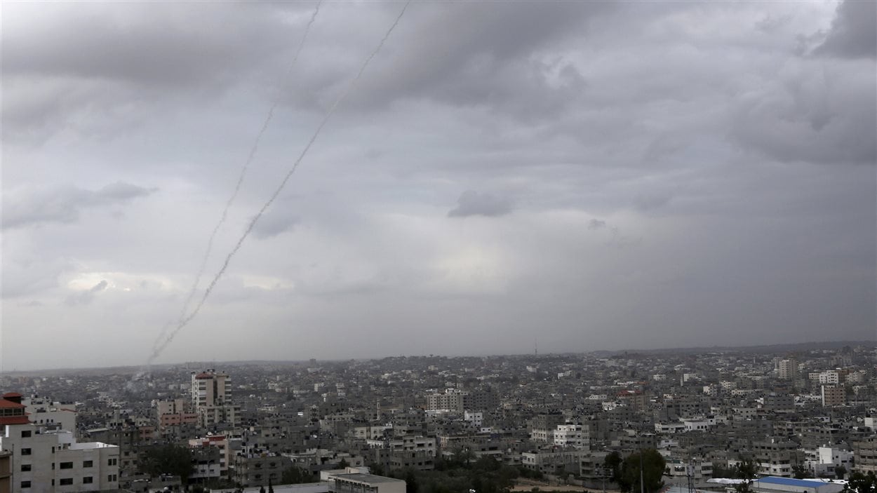 Une traînée de fumée de roquettes tirées par des militants palestiniens de Gaza vers Israël au dessus de la ville de Gaza