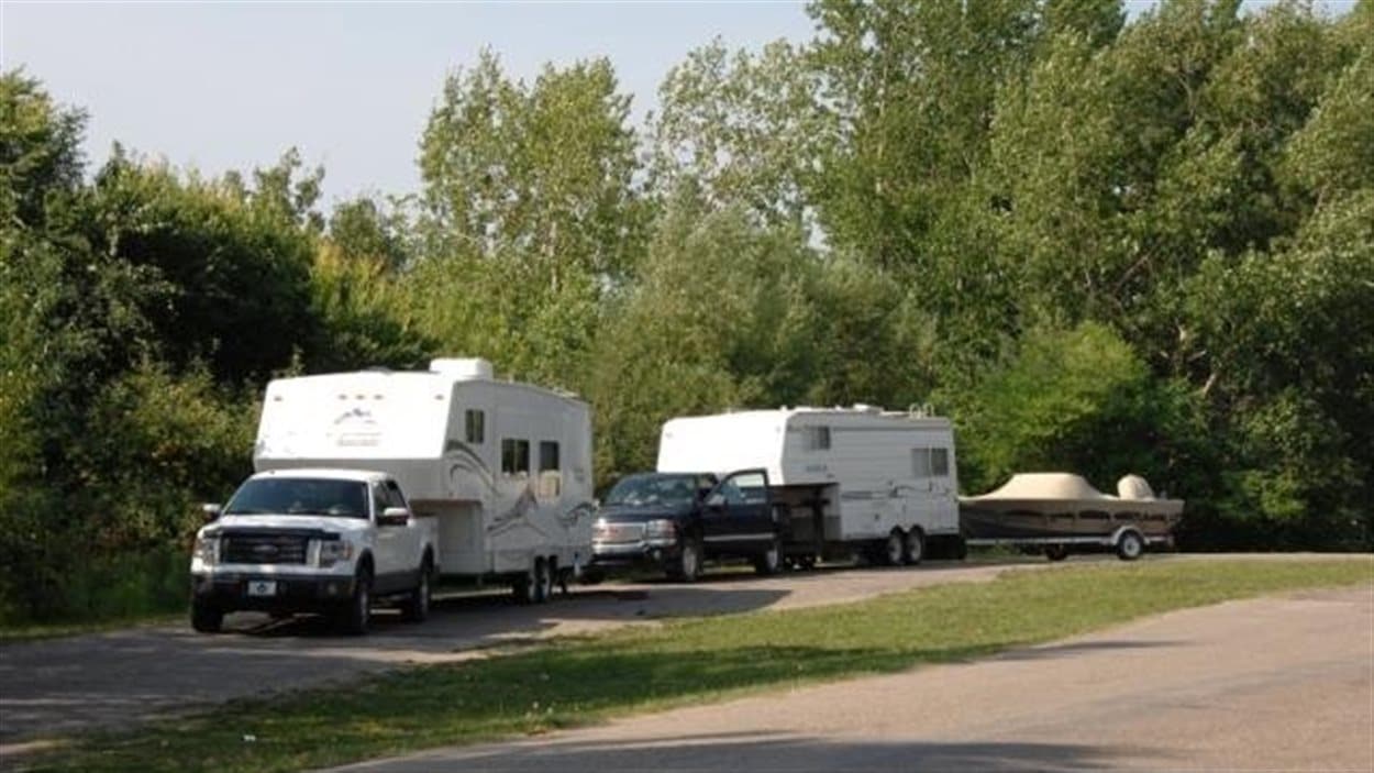 Des gens font du camping au parc provincial Battlefords en Saskatchewan.