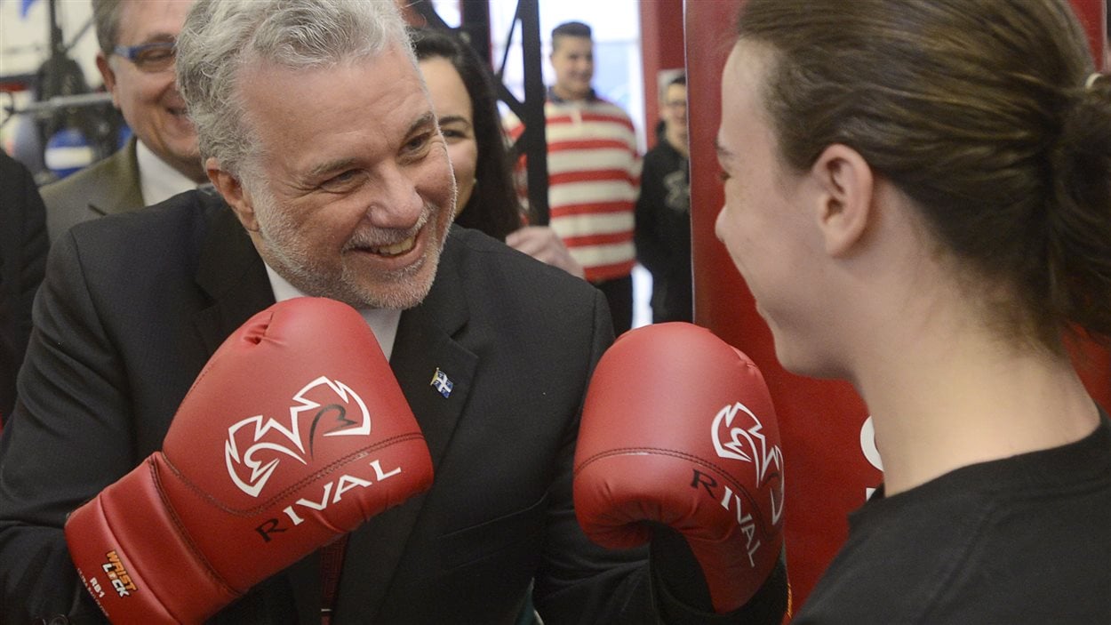 Philippe Couillard a enfilé des gants de boxe lors de son passage dans un gymnase de Montréal-Nord, mercredi.