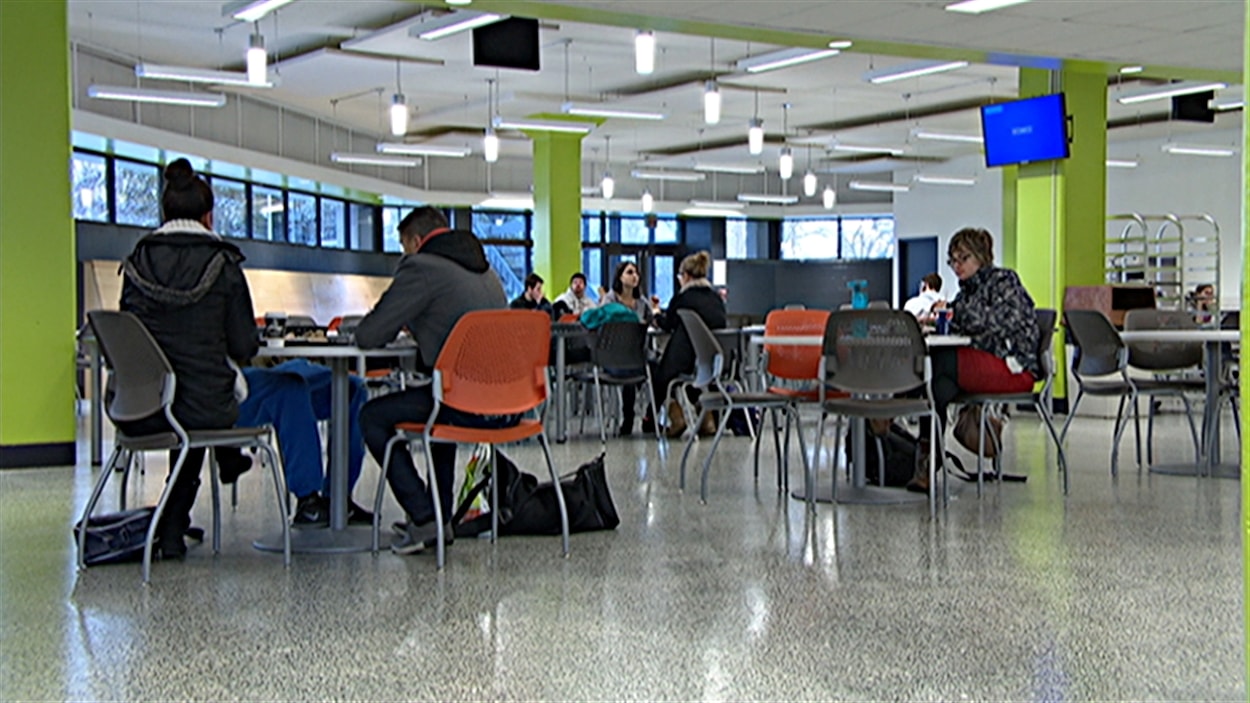 Des étudiants dans la cafétéria du Cégep de l'Outaouais.