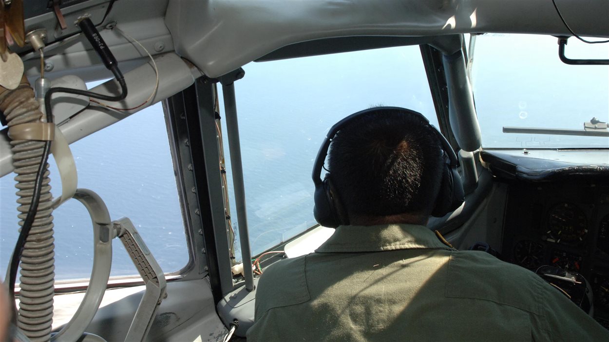 Un pilote des forces armées indonésiennes qui participent au recherche de l'avion de la Malaysia Airlines.
