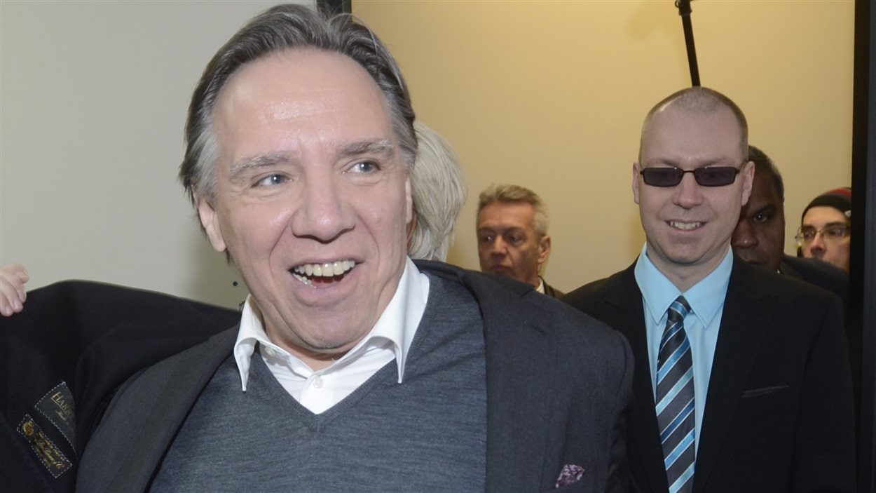 François Legault et le candidat Patrice Charbonneau au bureau électoral de Saint-Jérôme.