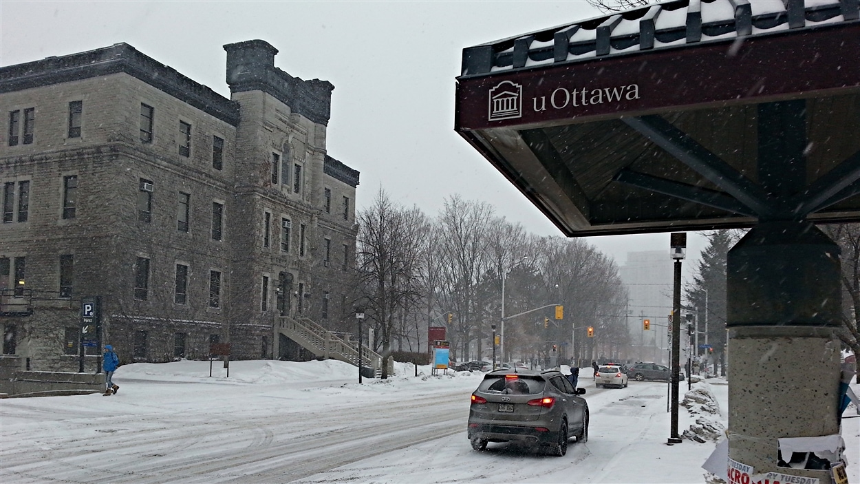 Le campus de l'Université d'Ottawa en hiver.