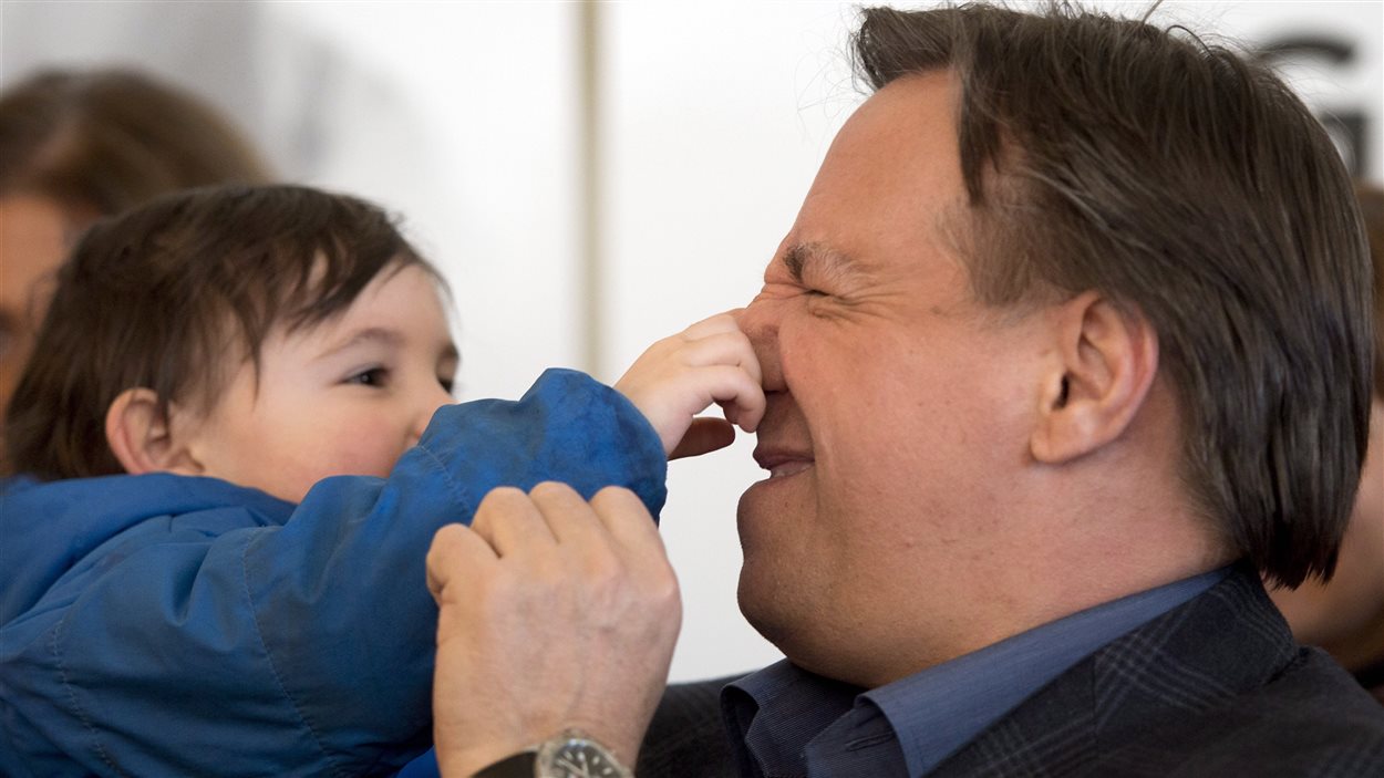 Luka Lauzon, 2 ans, attrape le nez de François Legault en campagne à St-Joseph du Lac, le 8 mars.