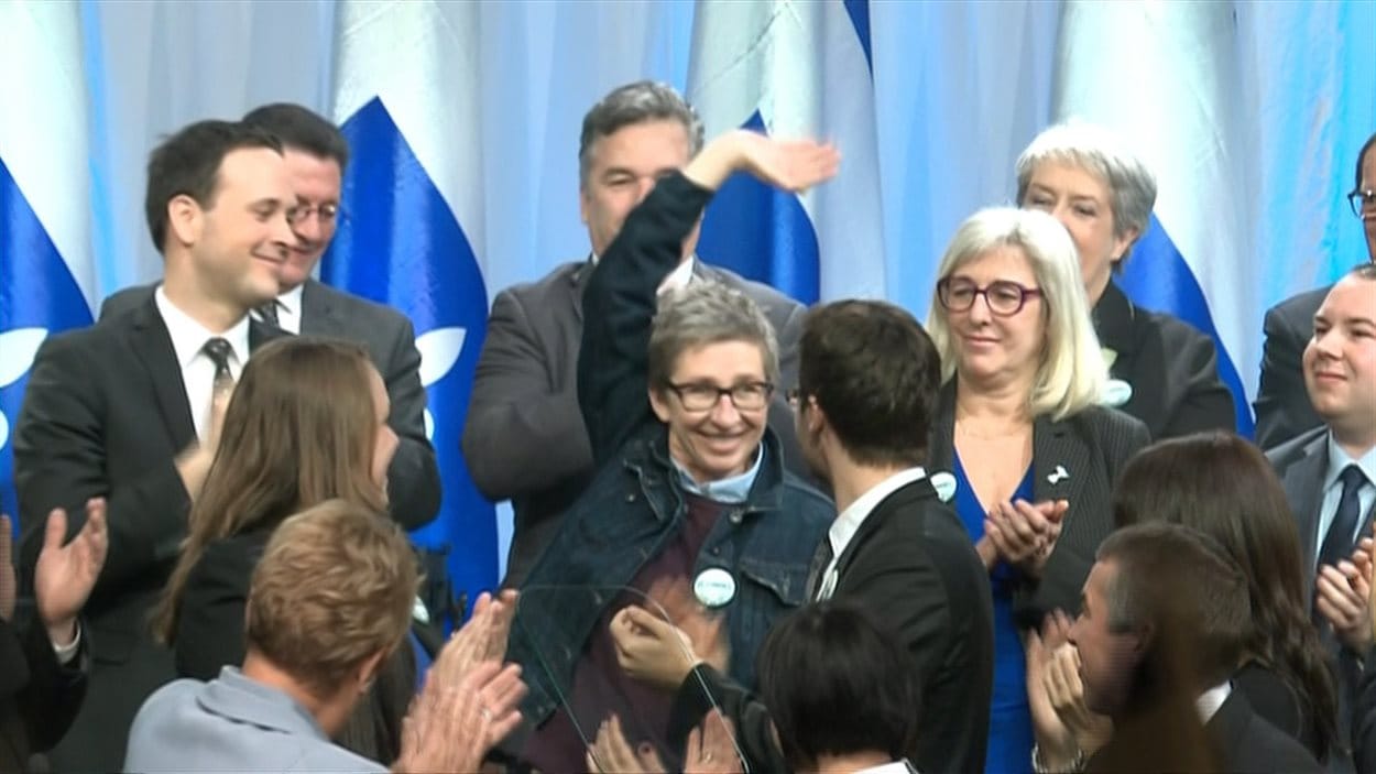 Au centre, Louise Mailloux