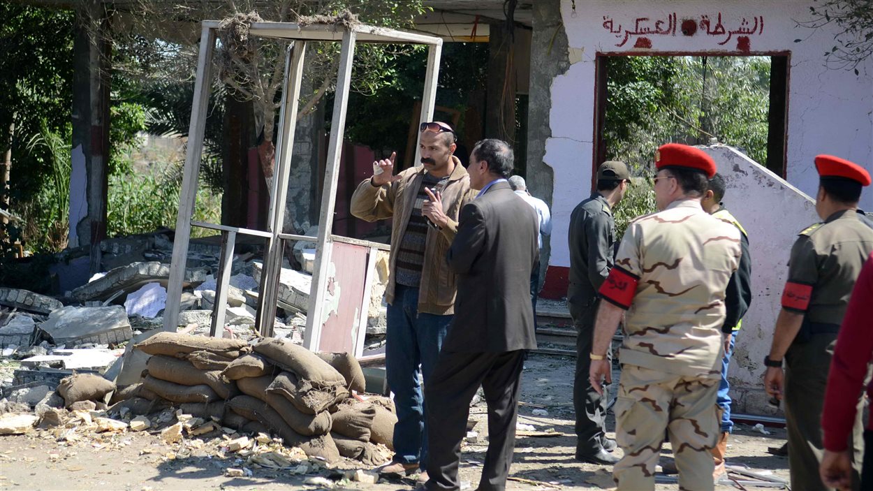 Des soldats égyptiens inspectent le lieu de l'attaque où sont morts six policiers au Caire, le 15 mars 2014.