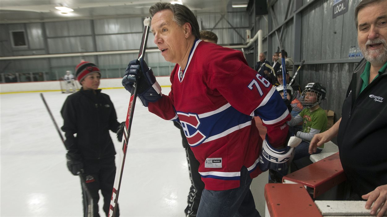 François Legault monte sur la glace pour jouer une partie de hockey avec des partisans à Terrebonne, le 15 mars.