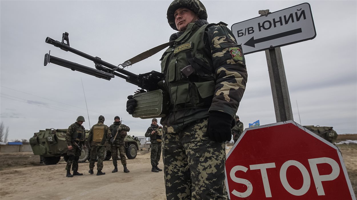 Un soldat urkrainien garde un poste de contrôle à la frontière de la Crimée, le 16 mars 2014.