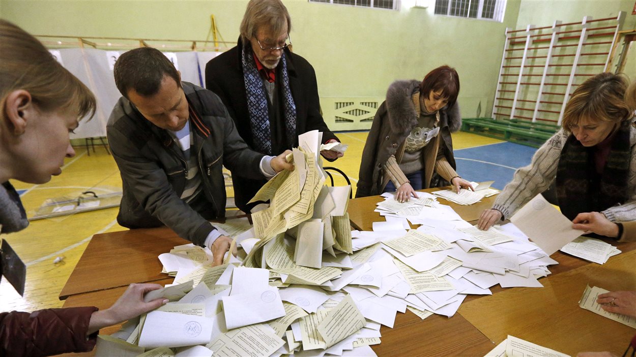 Des scrutateurs font le décompte des votes après le référendum en Crimée, le 16 mars 2014.