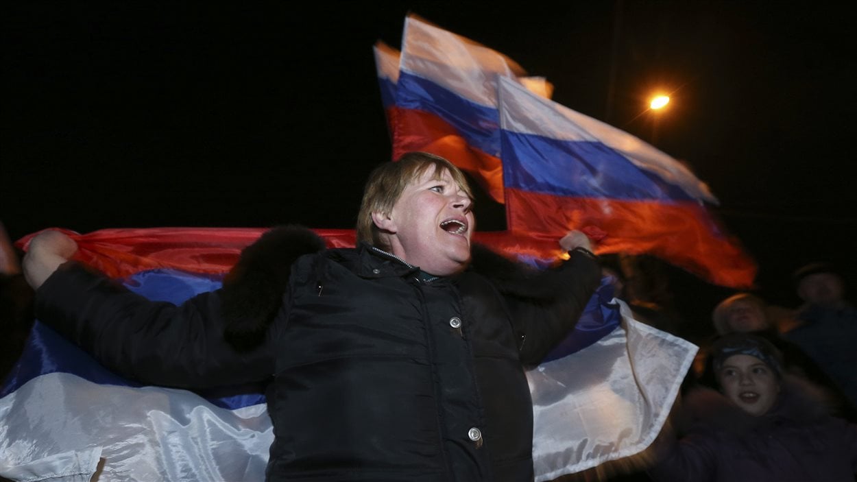 Une femme célèbre sa victoire lors du référendum sur l'avenir de la Crimée, le 16 mars 2014.