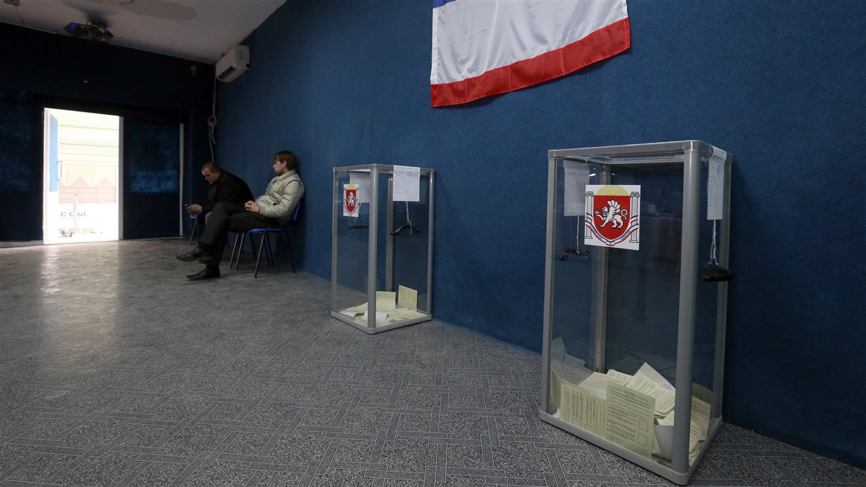 Les bureaux de scrutin étaient peu achalandés dans les régions de Crimée habitées par les Tatars, qui boycottaient le scrutin du 16 mars 2014.