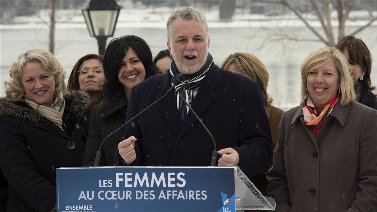 Le chef libéral Philippe Couillard, entouré de plusieurs candidates, le 8 mars dernier, à Saint-Jean-sur-Richelieu