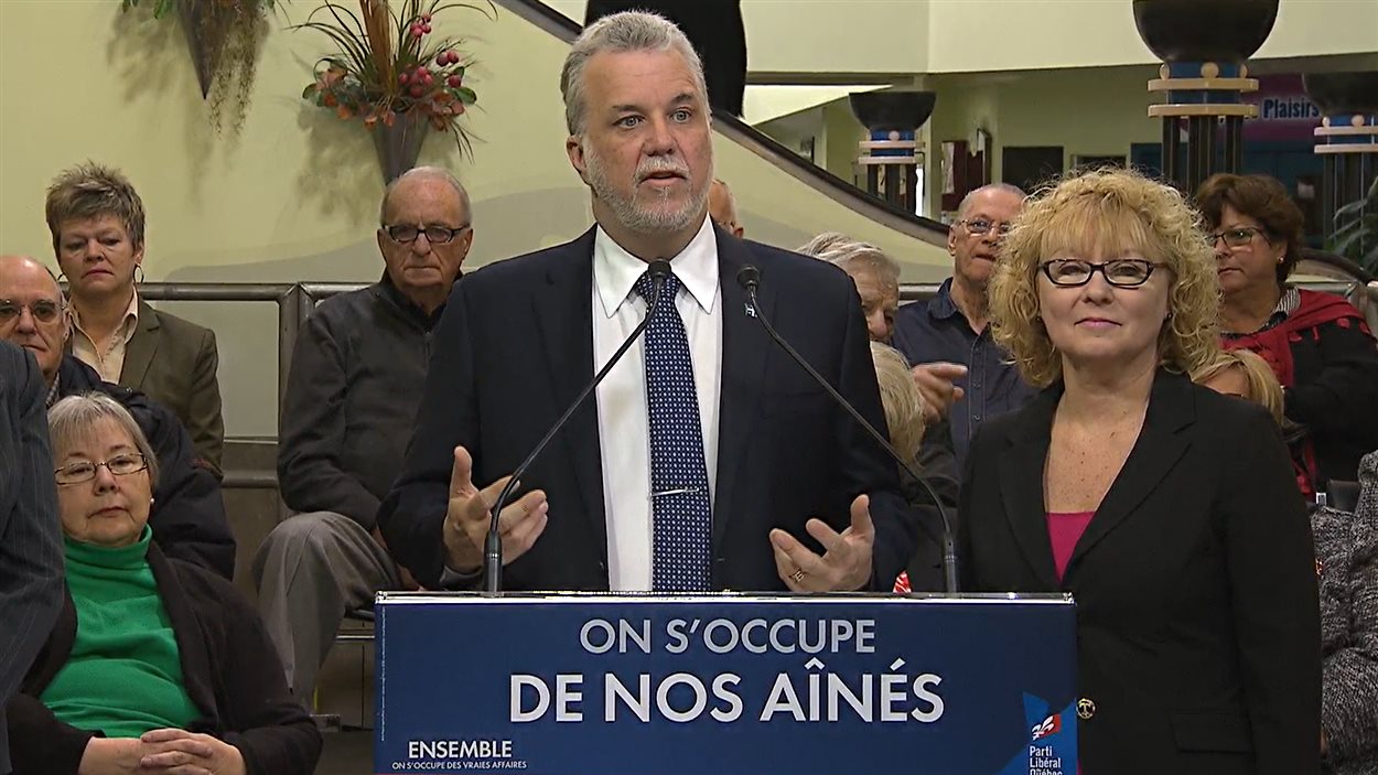 Avec la candidate libérale dans Saint-Henri-Sainte-Anne, Marguerite Blais, et entouré de personnes du troisième âge, Philippe Couillard a fait trois promesses à l'intention des aînés.