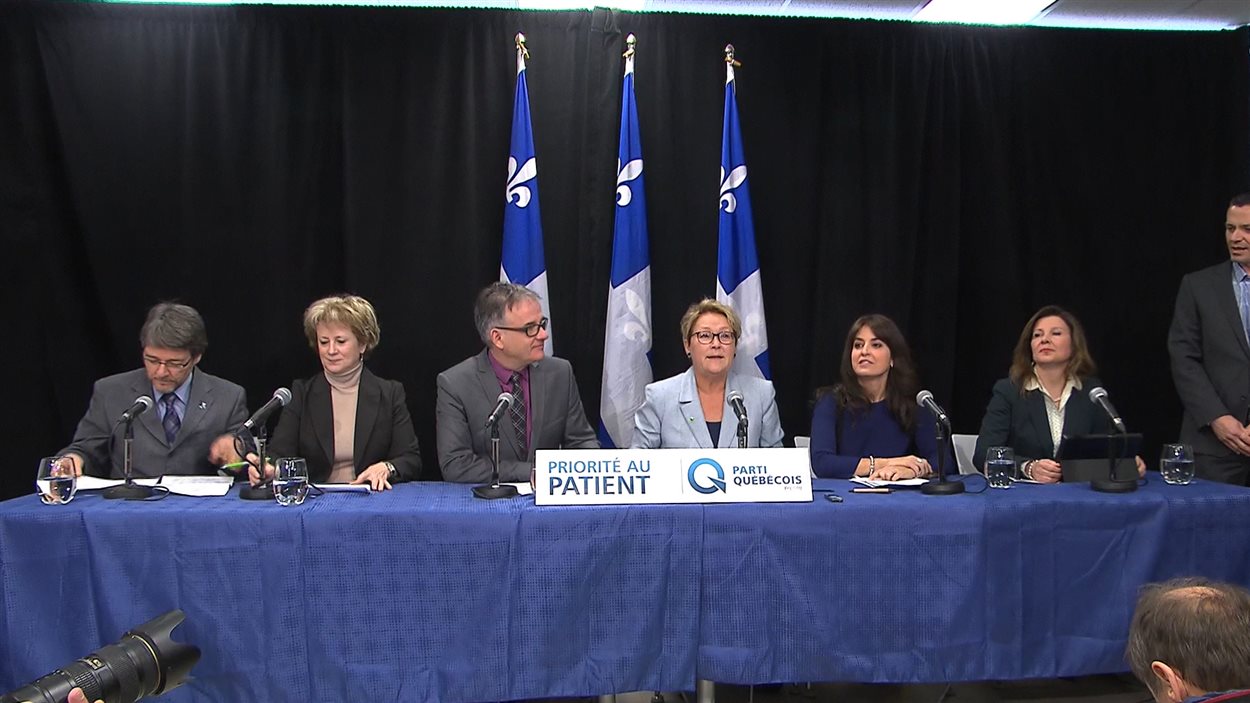 Pauline Marois, entourée de son équipe en santé, à Laval. De gauche à droite, Gilles Aubé, Gyslaine Desrosiers, Réjean Hébert, Pauline Marois, Véronique Hivon et Diane Lamarre.