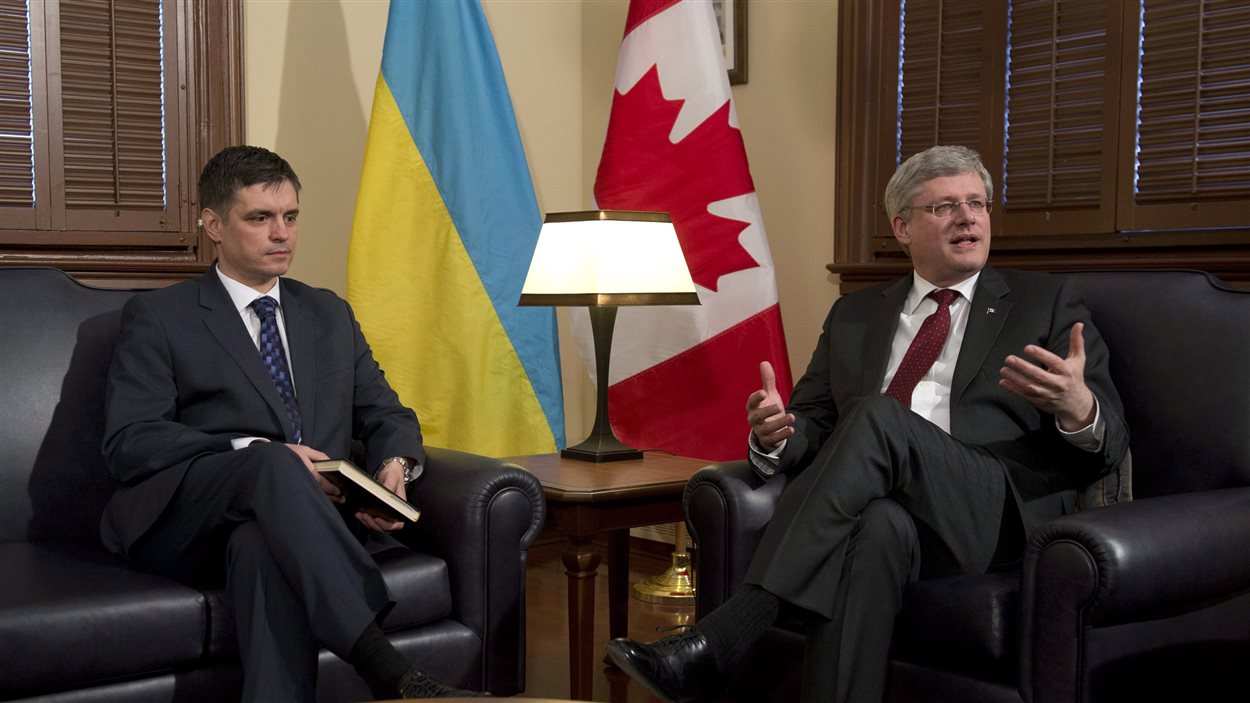 Le premier ministre du Canada Stephen Harper a rencontré l'ambassadeur de l'Ukraine Vadym Prystaiko lundi.
