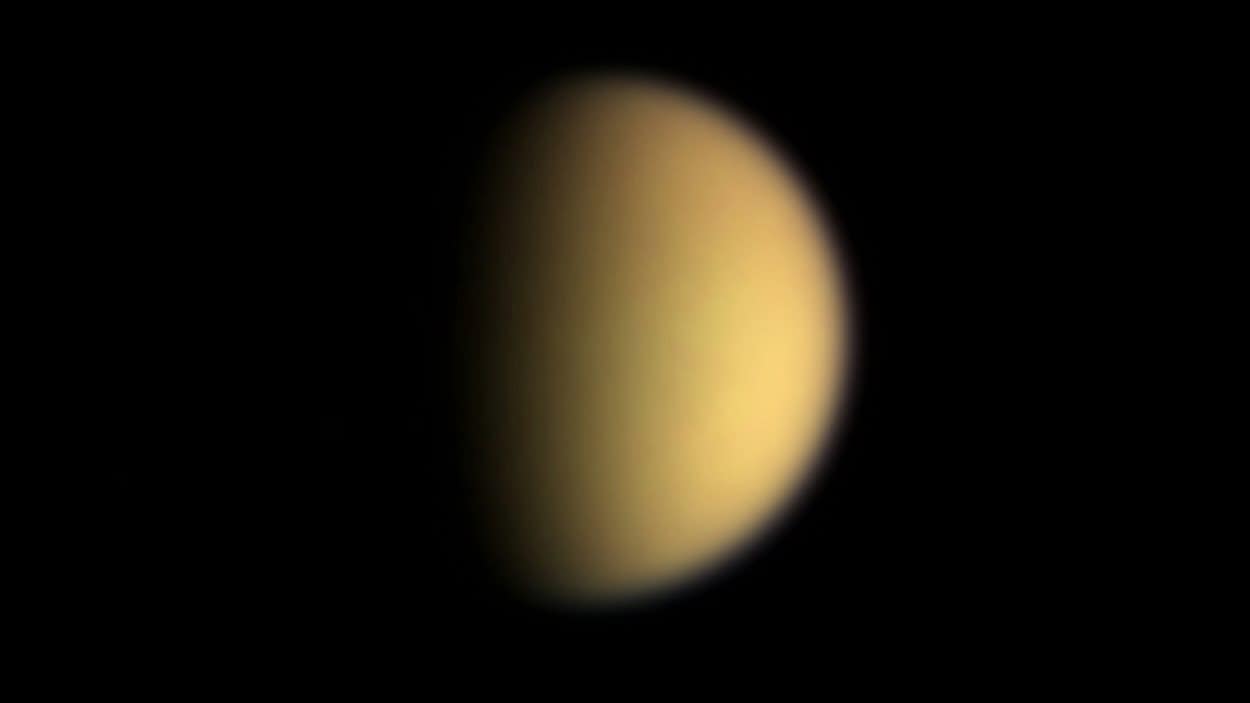 Des images de la lune de Saturne, Titan, prise par la sonde Cassini et traitées avec différents filtres afin qu’elles puissent être visibles pour l’œil humain.