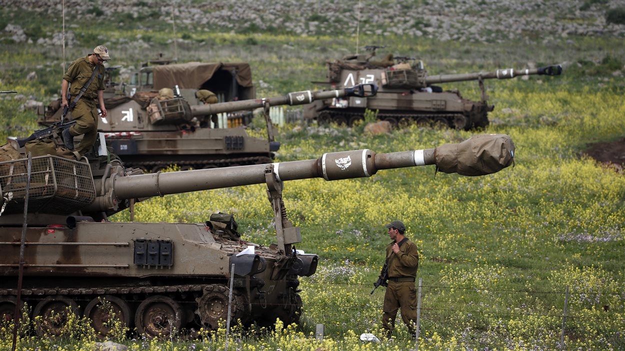 Des soldats israéliens près d'une unité mobile d'artillerie, sur le plateau du Golan.