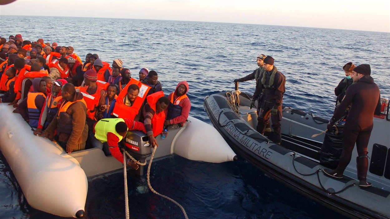 Des migrants en mer Méditerranée, secourus par les autorités italiennes