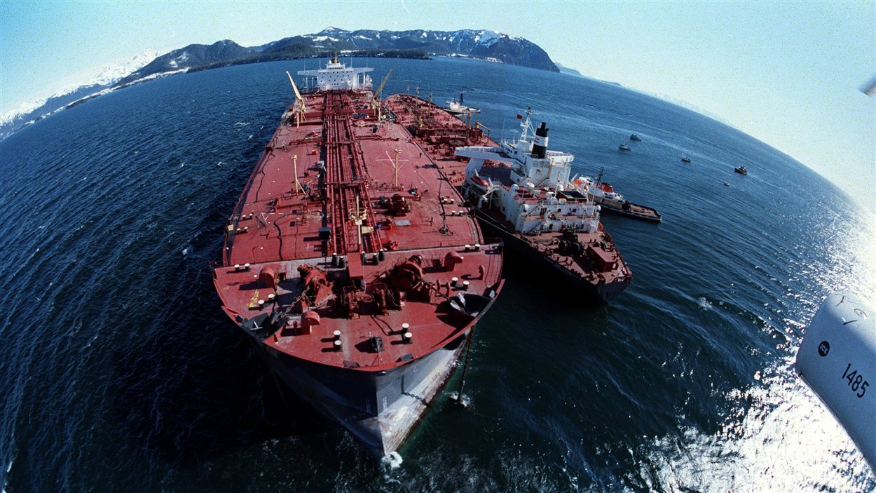 L’Exxon Valdez (à gauche) transférant du pétrole sur un plus petit bateau, quelques jours après la catastrophe du 24 mars 1989