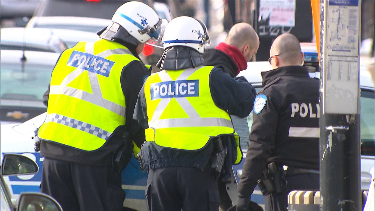Des policiers, en pleine intervention à Montréal