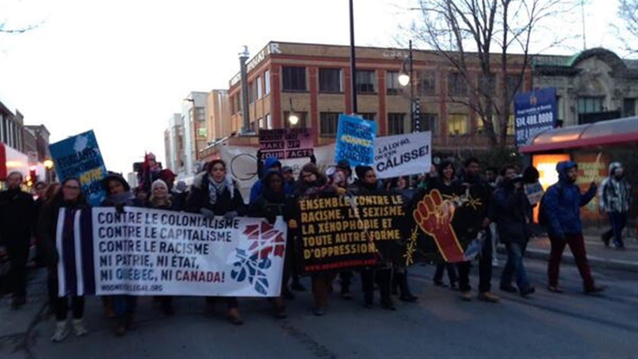  Ils étaient entre 200 et 300 manifestants à marcher dans les rues de Montréal