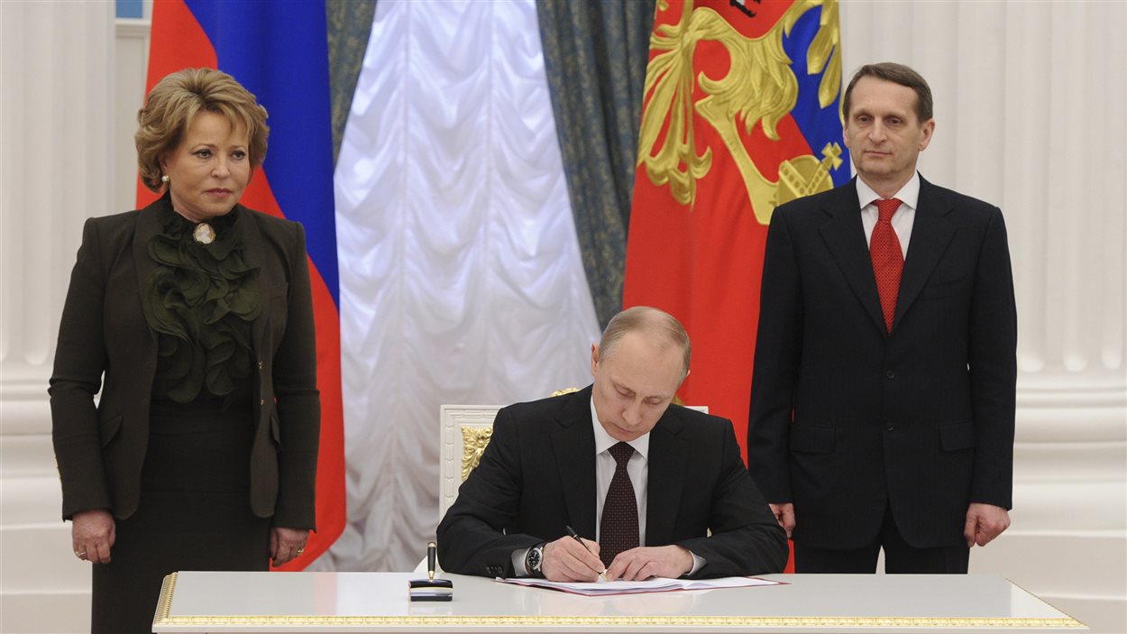 Le présdient russe Vladimir Poutine signe le traité de rattachement de la Crimée à la Russie ainsi que la loi créant deux nouvelles entités administratives russes, la Crimée et la ville portuaire de Sébastopol.