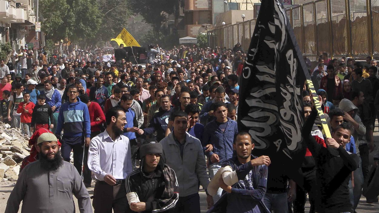 Des partisans du président déchu Mohamed Morsi manifestent en Égypte, le 21 mars 2014.